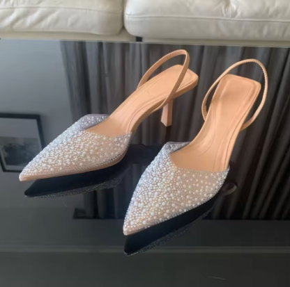 Sandalias de tacón alto con punta estrecha con decoración de perlas.